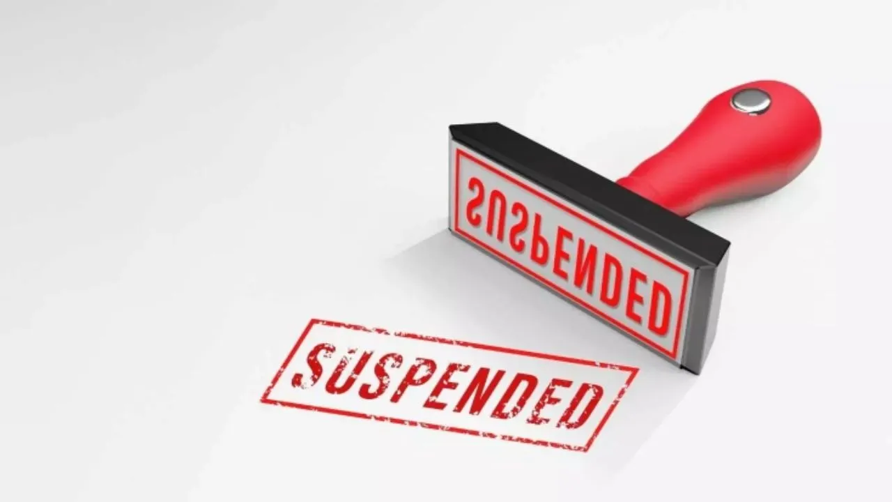 Chitrakoot; उत्तर पुस्तिकाओं में नोट ढूंढ़ने के मामले में चार परीक्षक निलंबित; दो चतुर्थ श्रेणी कर्मचारी भी हुए सस्पेंड