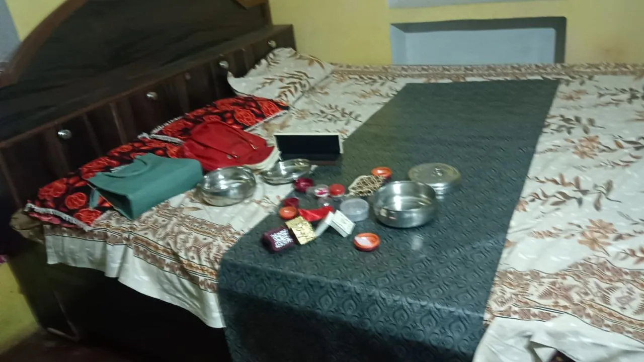 औरैया में छत के रास्ते से घुसे चोर, नगदी, जेवरात समेत 20 लाख का माल किया पार, सामान बिखरा देख पीड़ित के उड़े होश