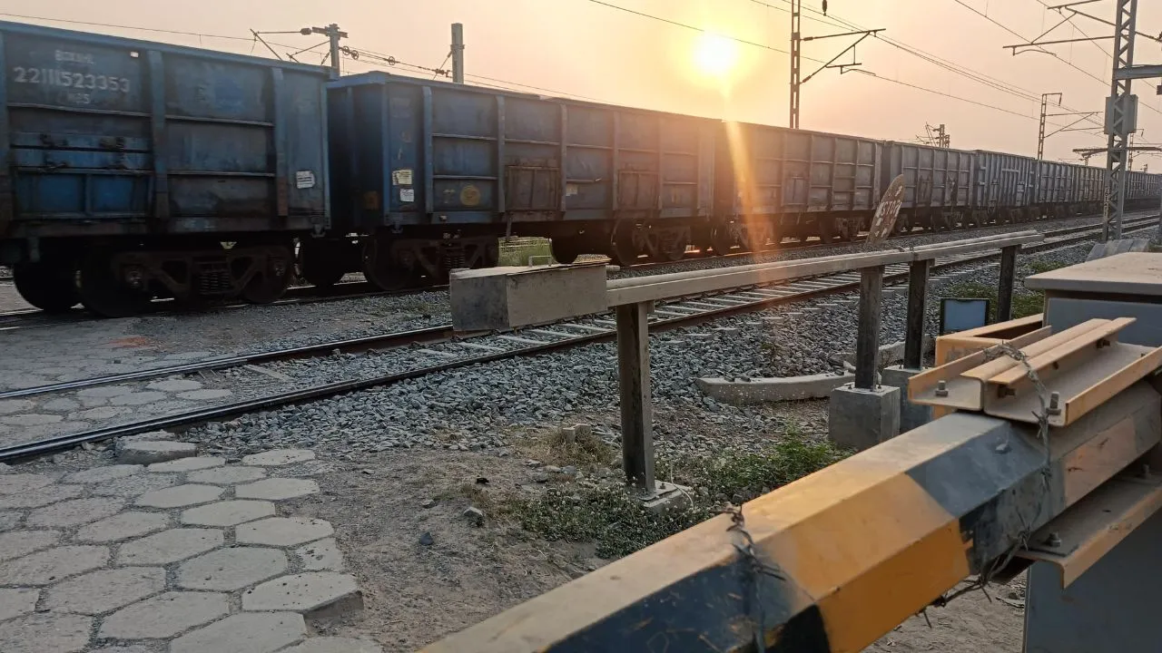 Auraiya News; क्रासिंग बंद न होने से आउटर पर खड़ी रहीं ट्रेनें, कानपुर से इटावा की ओर जा रही मालगाड़ी को रोका...