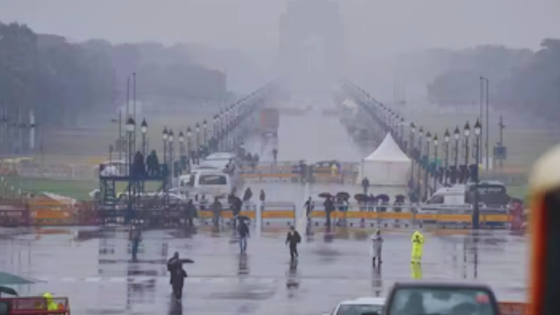 Delhi Weather: दिल्ली में बदला मौसम का मिजाज, कुछ इलाकों में धूल भरी आंधी के साथ झमाझम बारिश  