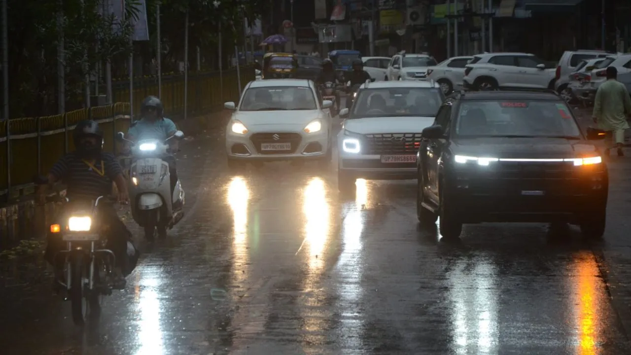 कानपुर में तेज बारिश से मौसम हुआ खुशनुमा: दिन में रात जैसा नजारा, पिकनिक स्पॉट पर लुत्फ उठा रहे लोग, देखें- PHOTOS