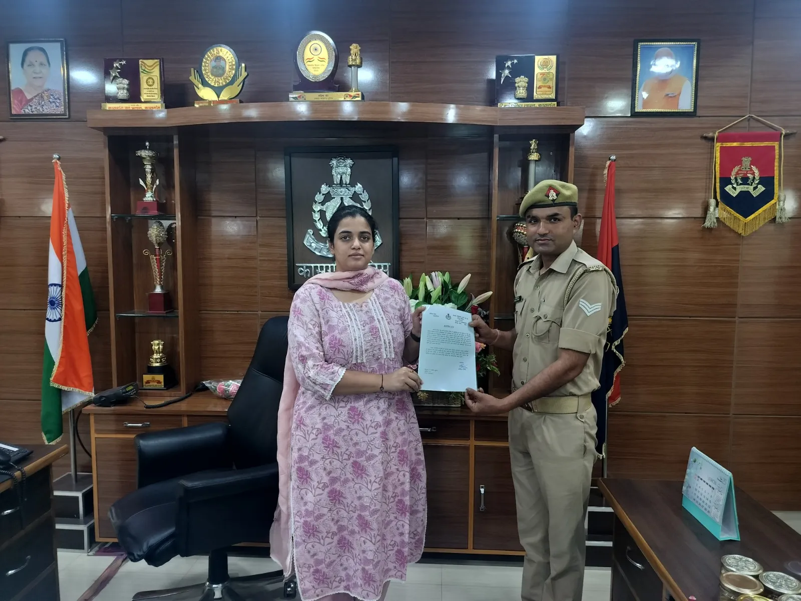 कासगंज: SP ने पीआरवी टीम को किया सम्मानित, आत्महत्या करने जा रही महिला की बचाई थी जान