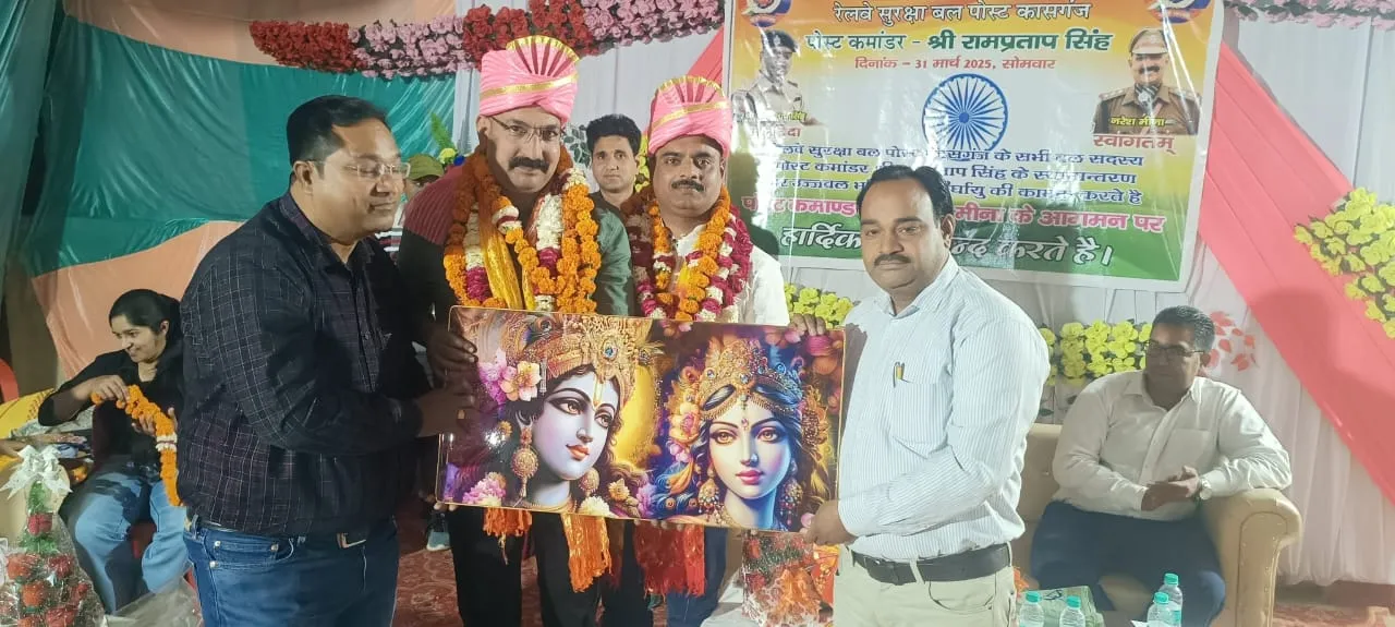 कासगंज: रेलवे कर्मियों ने नवागत आरपीएफ प्रभारी का किया स्वागत