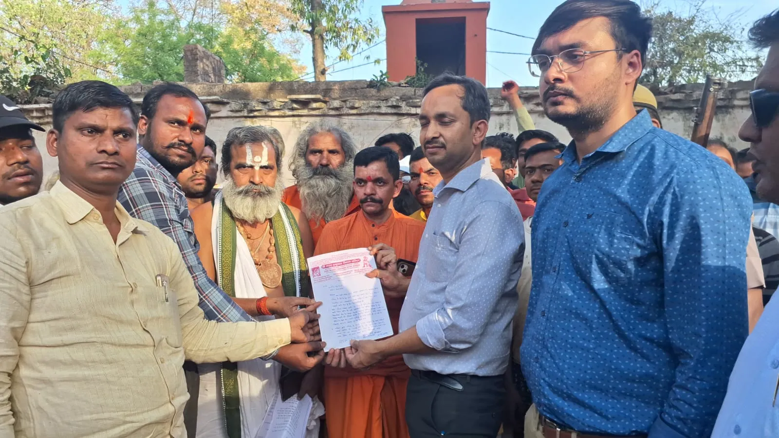 अयोध्या: टैक्सी स्टैंड वसूली को लेकर दुकानदारों और संतों ने दिया धरना, की नारेबाजी  