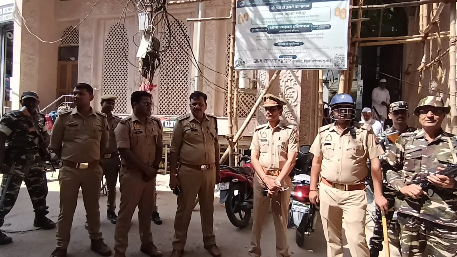 अयोध्या: कड़ी सुरक्षा के बीच सकुशल अदा हुई जुमे की नमाज, शहर से लेकर ग्रामीण क्षेत्रों तक पुलिस रही मुस्तैद