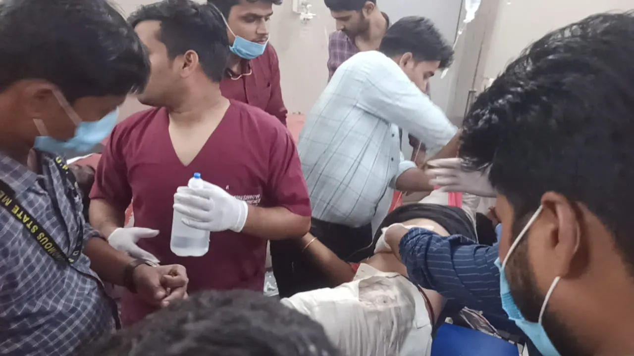 बहराइच: ग्राम प्रधान के भतीजे ने पूर्व प्रधान के पुत्र को मारी गोली, लखनऊ रेफर