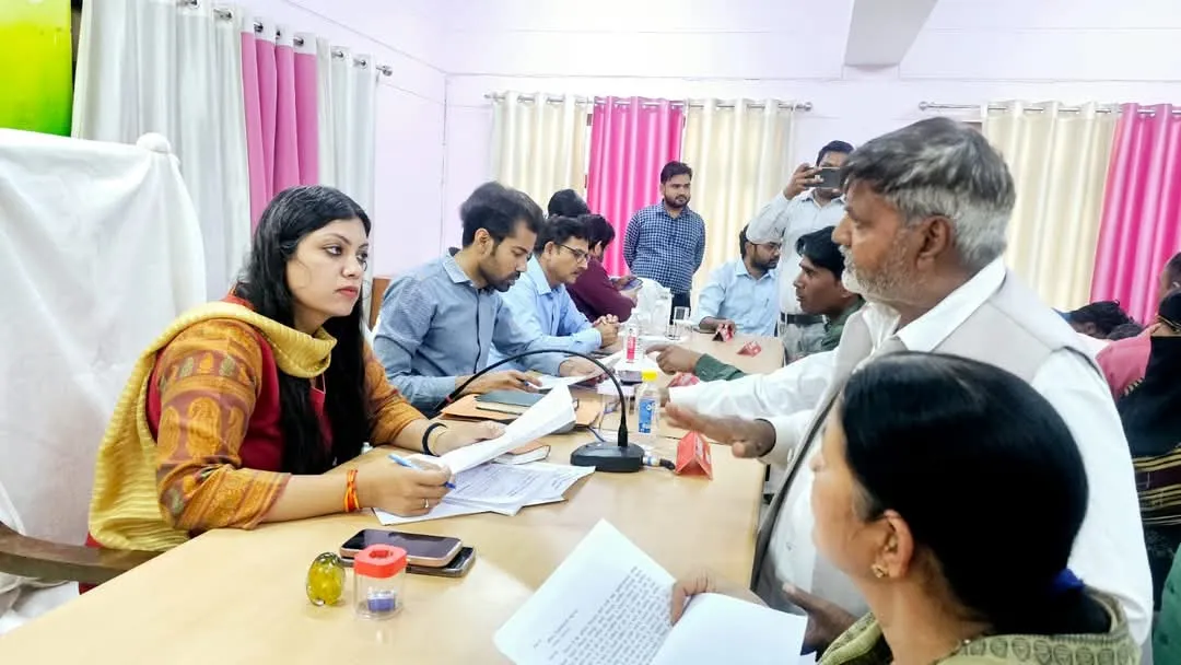 कासगंज: डीएम ने सुनीं जनता की समस्याएं, 52 शिकायतें, 5 का मौके पर निस्तारण