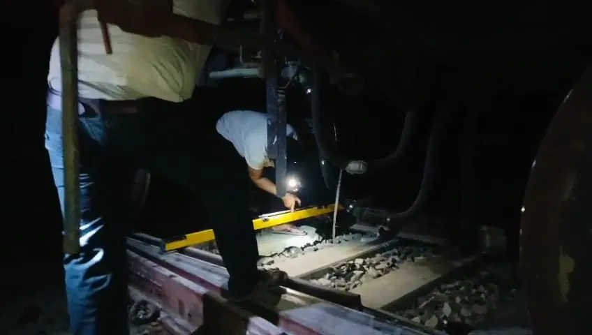 सीतापुर: बिसवां रेलवे स्टेशन के पास मालगाड़ी के दो डिब्बे पटरी से उतरे, वजह जान हो जाएंगे हैरान