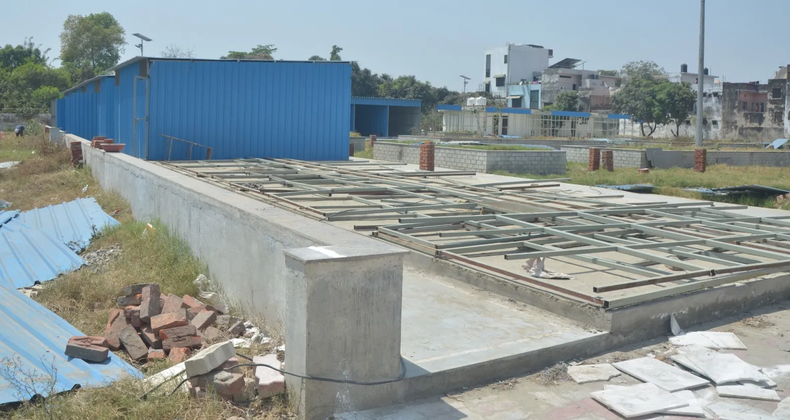 Bareilly: फूड कोर्ट के डिजाइन में बदलाव के चक्कर में उजड़ गईं पुरानी दुकानें 