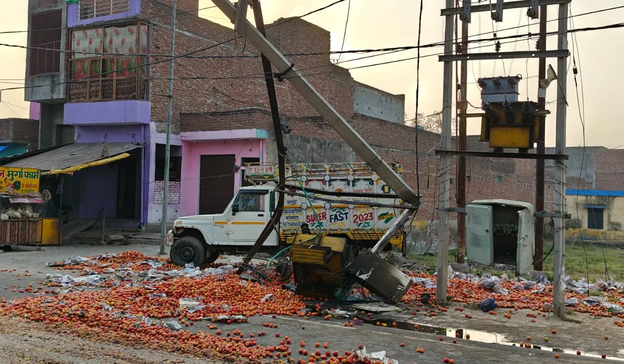 कासगंज: पिकअप की टक्कर से ट्रांसफार्मर क्षतिग्रस्त, खंभा टूटा...आपूर्ति ठप