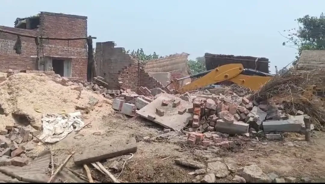 बहराइच: आठ घरों पर चला प्रशासन का बुलडोजर, जानें पूरा मामला 