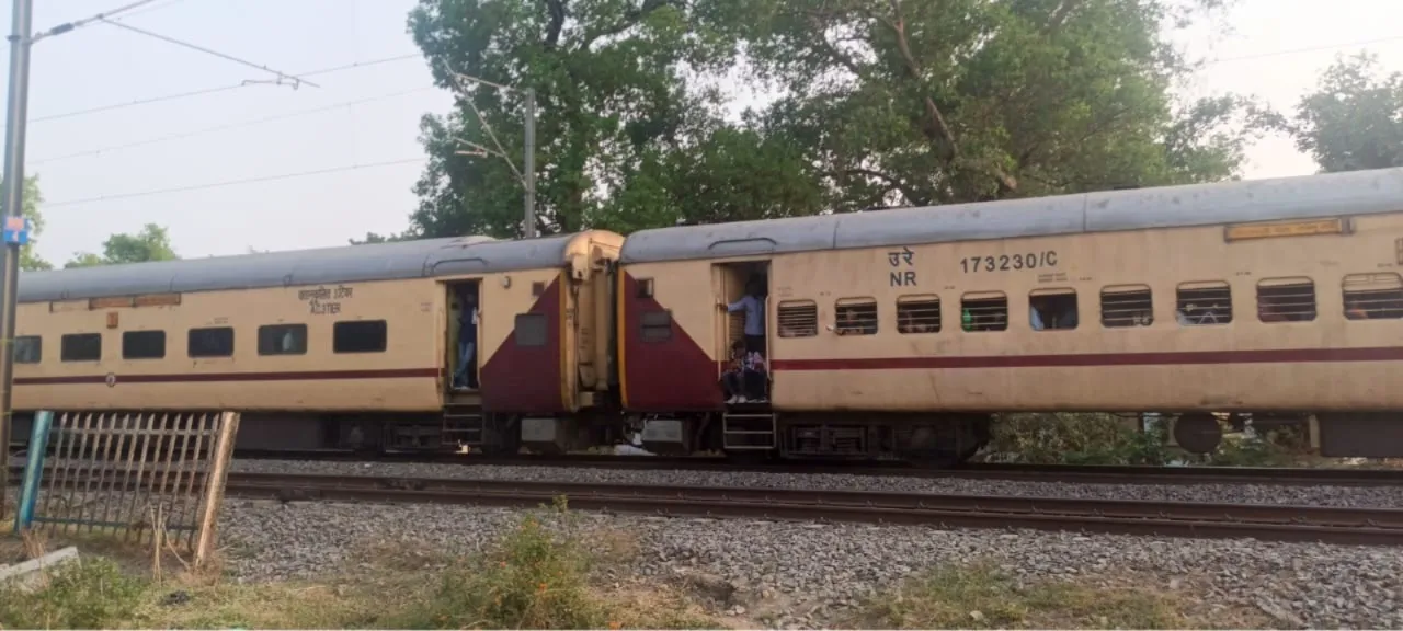 बाराबंकी: कपलिंग टूटने से दो भागों में बंटी बेगमपुरा एक्सप्रेस, 500 मीटर बिना बोगियों के दौड़ता रहा इंजन  