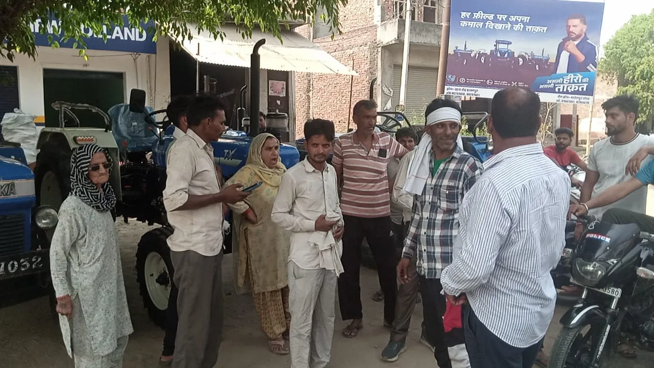 अमरोहा: ट्रायल के नाम पर 8 लाख का ट्रैक्टर लेकर बदमाश फरार, सीसीटीवी में हुआ कैद 