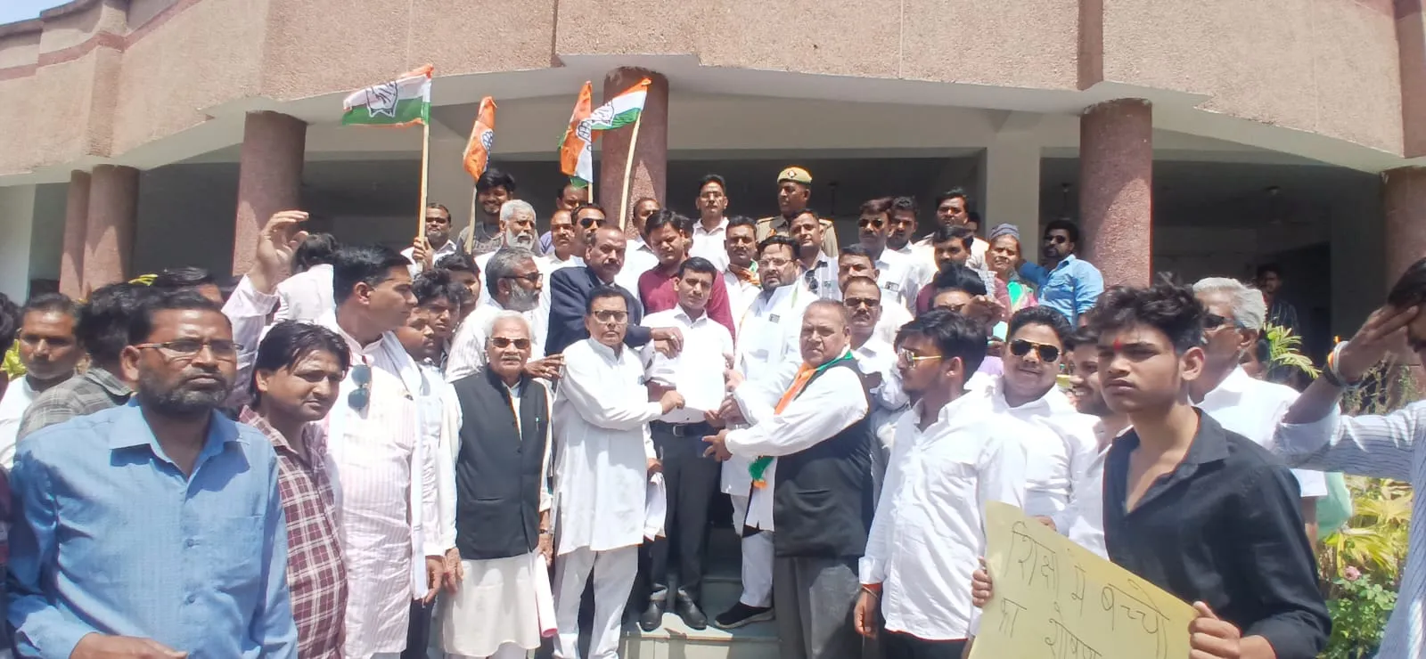 कासगंज: स्कूल संचालकों की मनमानी को लेकर जमकर विरोध प्रदर्शन, डीएम को सौंपा ज्ञापन 