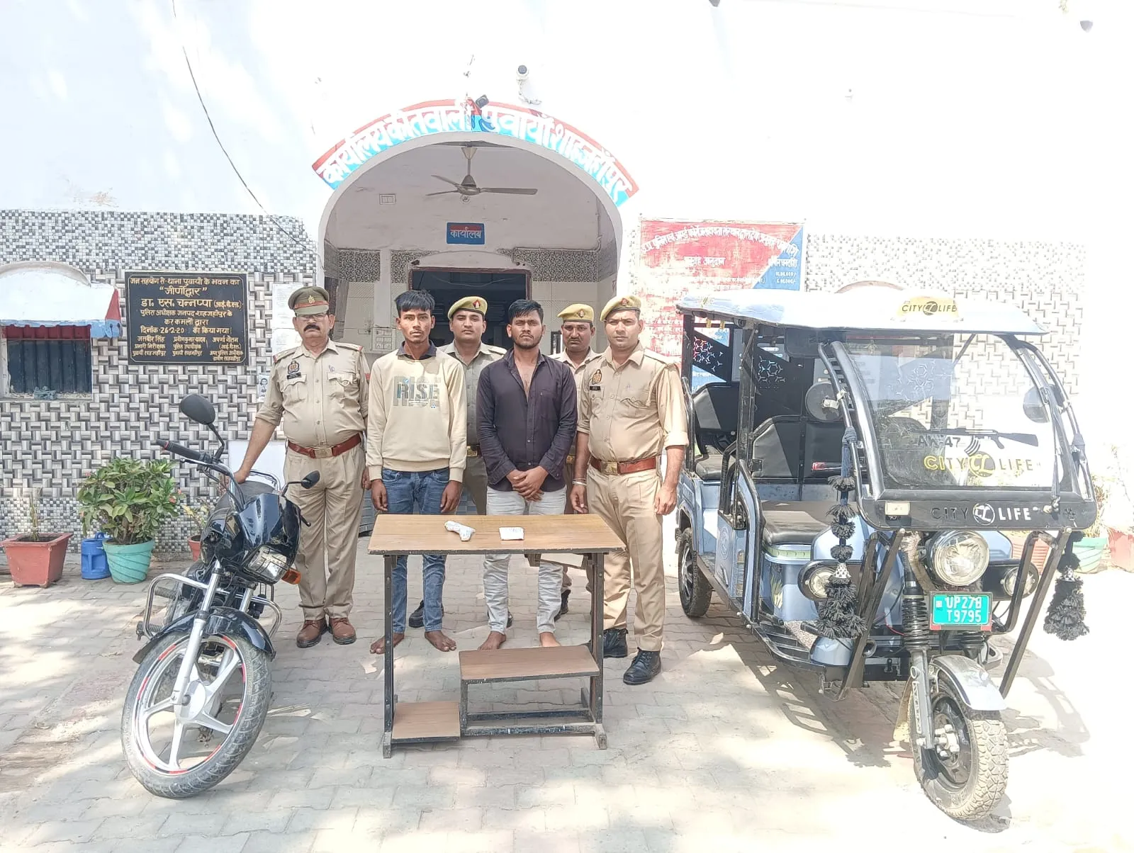शाहजहांपुर: ई-रिक्शा लूट करने वालों को पुलिस ने जनसहयोग से किया गिरफ्तार, दो फरार