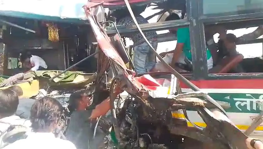 संभल: रोडवेज और निजी बस में जोरदार टक्कर, 49 यात्री घायल, शीशे तोड़कर निकाला बाहर