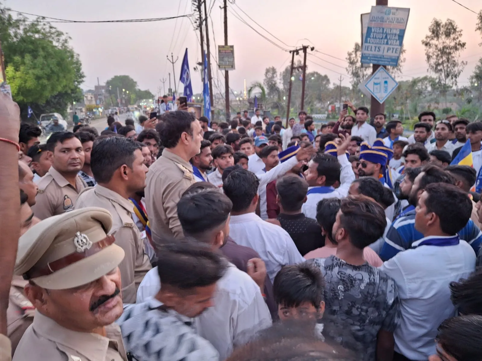 रामपुर: आंबेडकर प्रतिमा के सामने लगाए भाजपा के पोस्टर, हंगामा