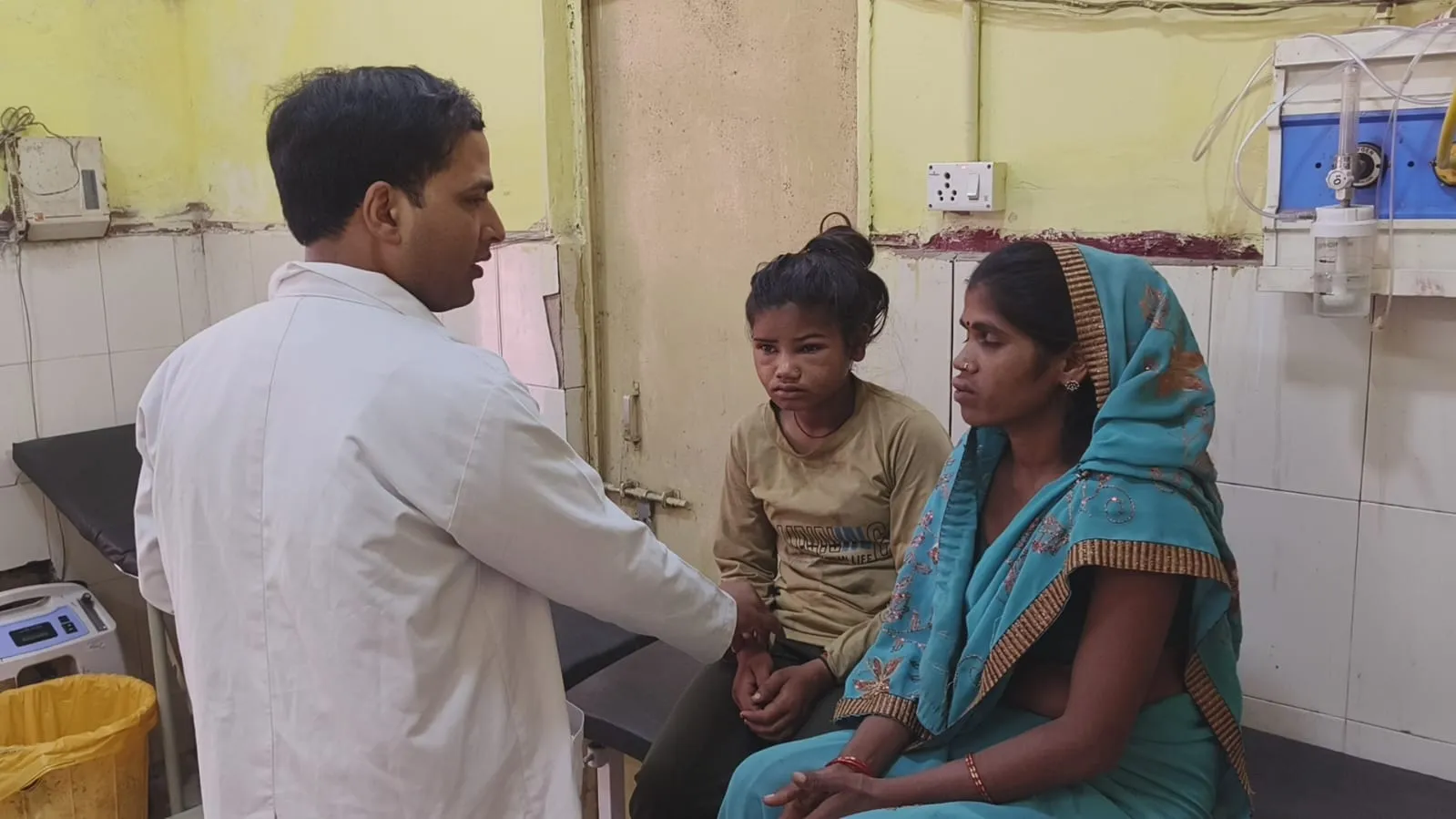 रायबरेली: मधुमक्खियों के हमले से महिला समेत चार घायल, गेहूं काटते समय झुंड ने किया हमला