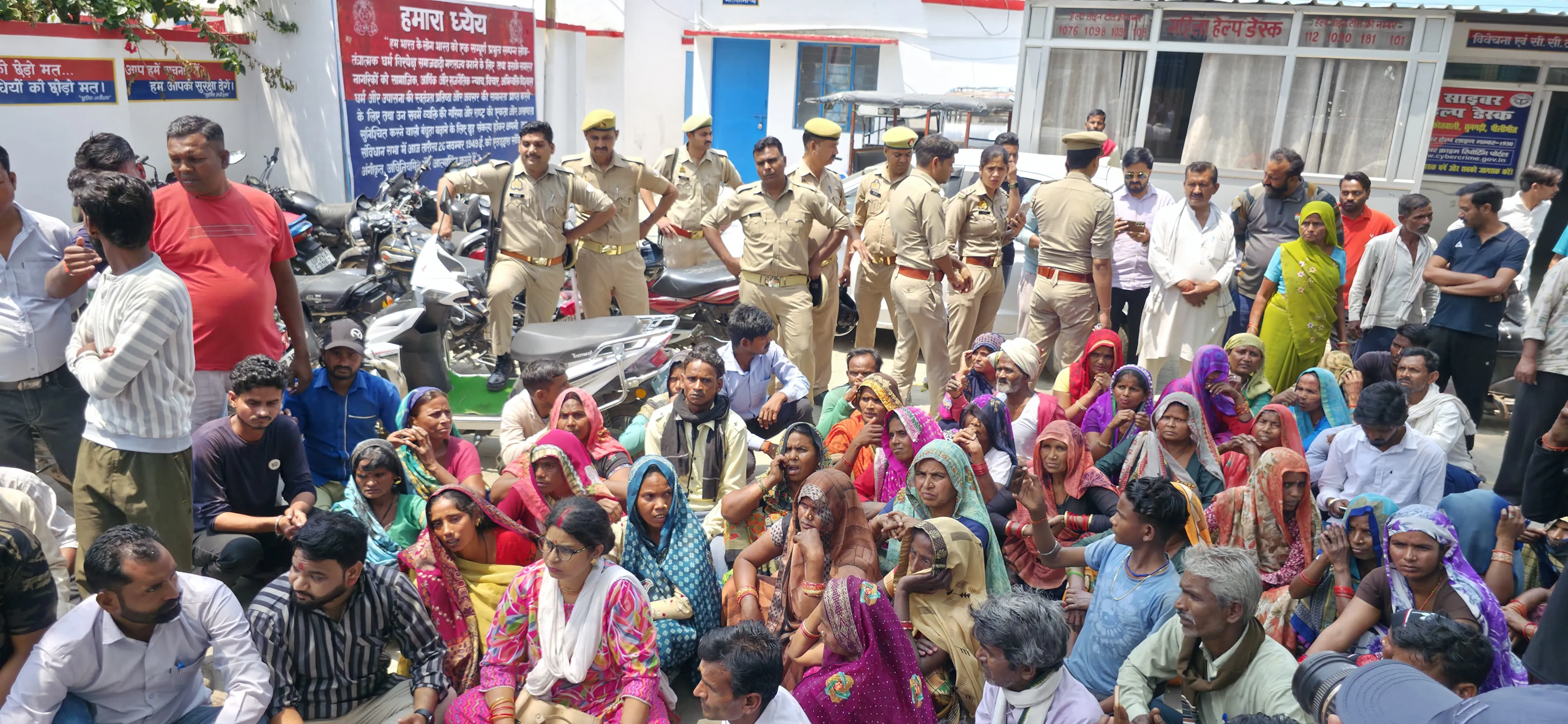 पीलीभीत: खेत पर गई छात्रा का अपहरण, थाने में हंगामा...सीओ से नोकझोक