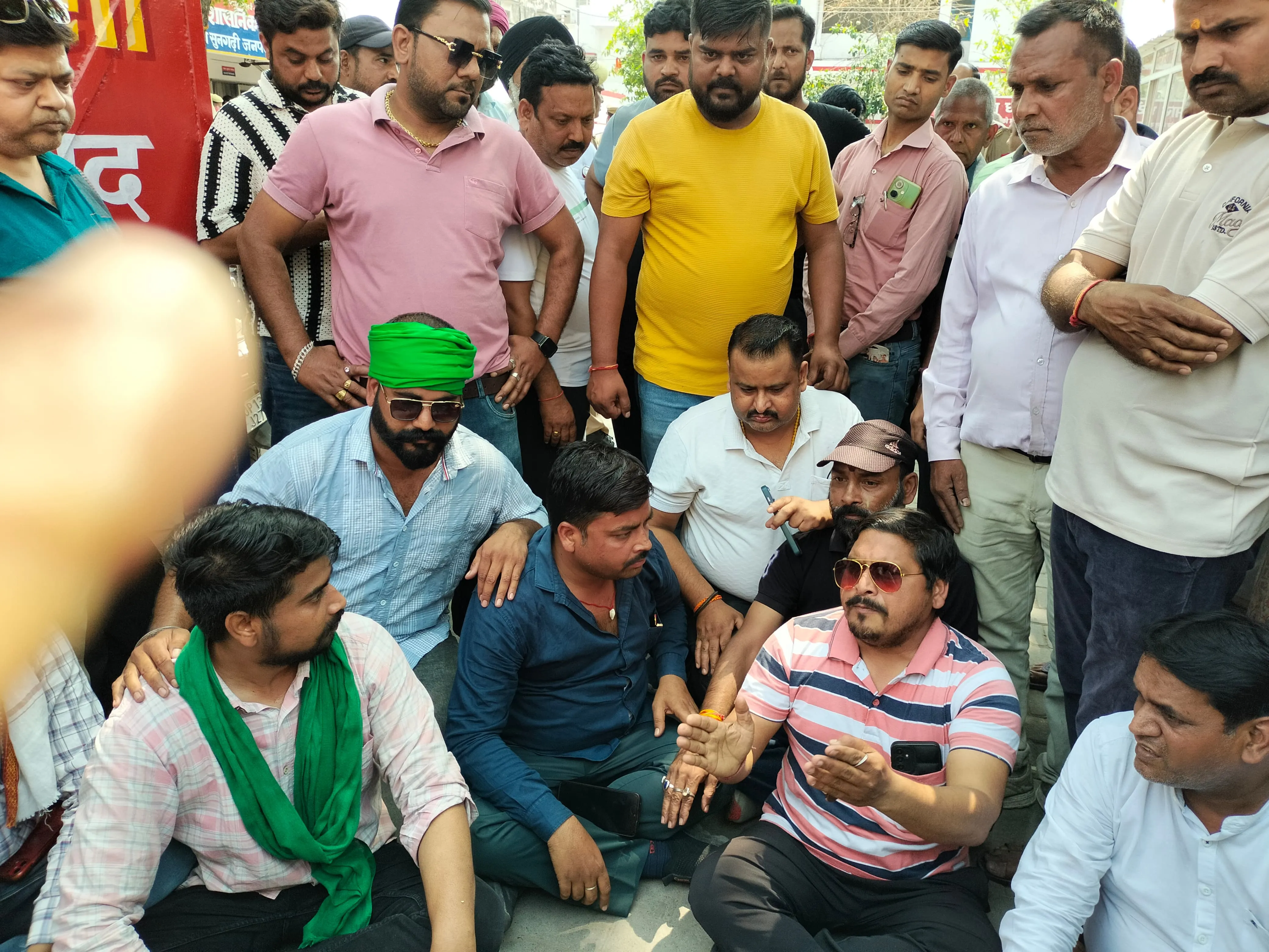 पीलीभीत: भाजपा नगराध्यक्ष से मारपीट, पांच घंटे बाद भी नहीं हुई सुनवाई...थाना गेट पर धरना