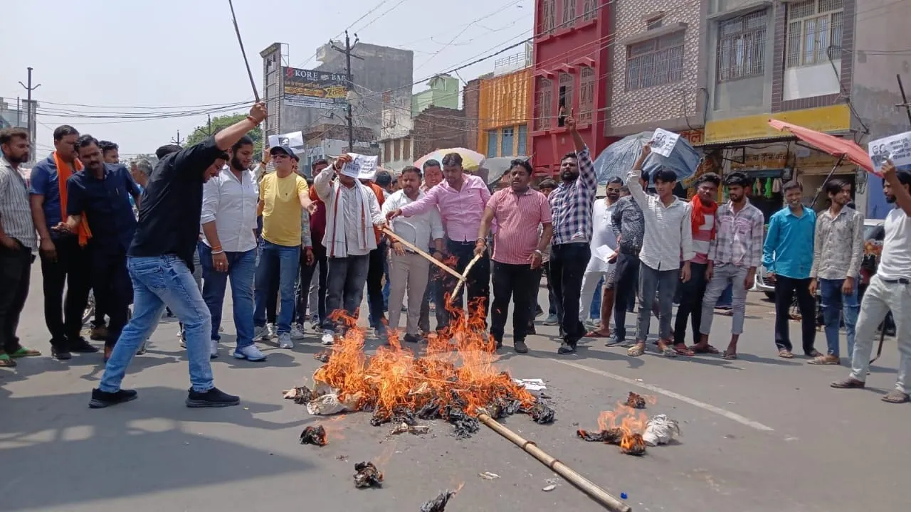 कासगंज: भाजपा युवा मोर्चा ने फूंका राहुल और सोनिया गांधी का पुतला, जमकर नारेबाजी 
