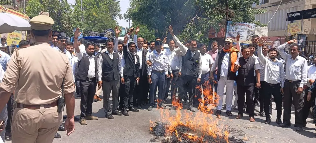 शाहजहांपुर: पहलगांव में आतंकी हमले के विरोध में प्रदर्शन, फूंके गए आतंकवाद के पुतले