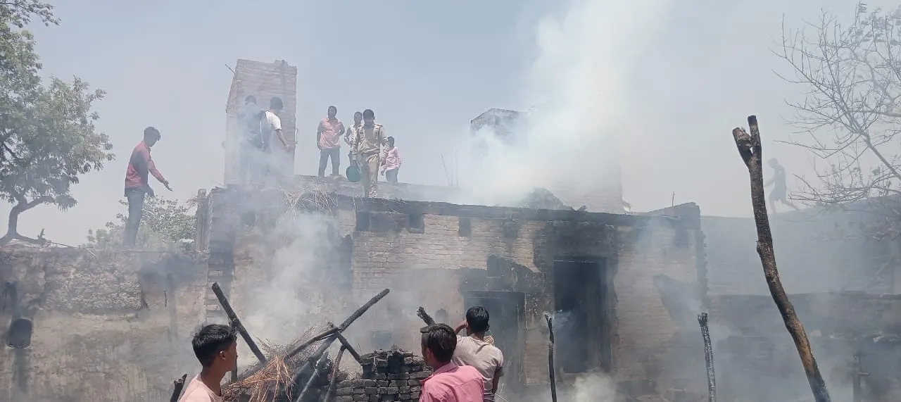 लखीमपुर खीरी में आग लगने से छह घर जले, ऊंची-ऊंची लपटों को देख मची भगदड़