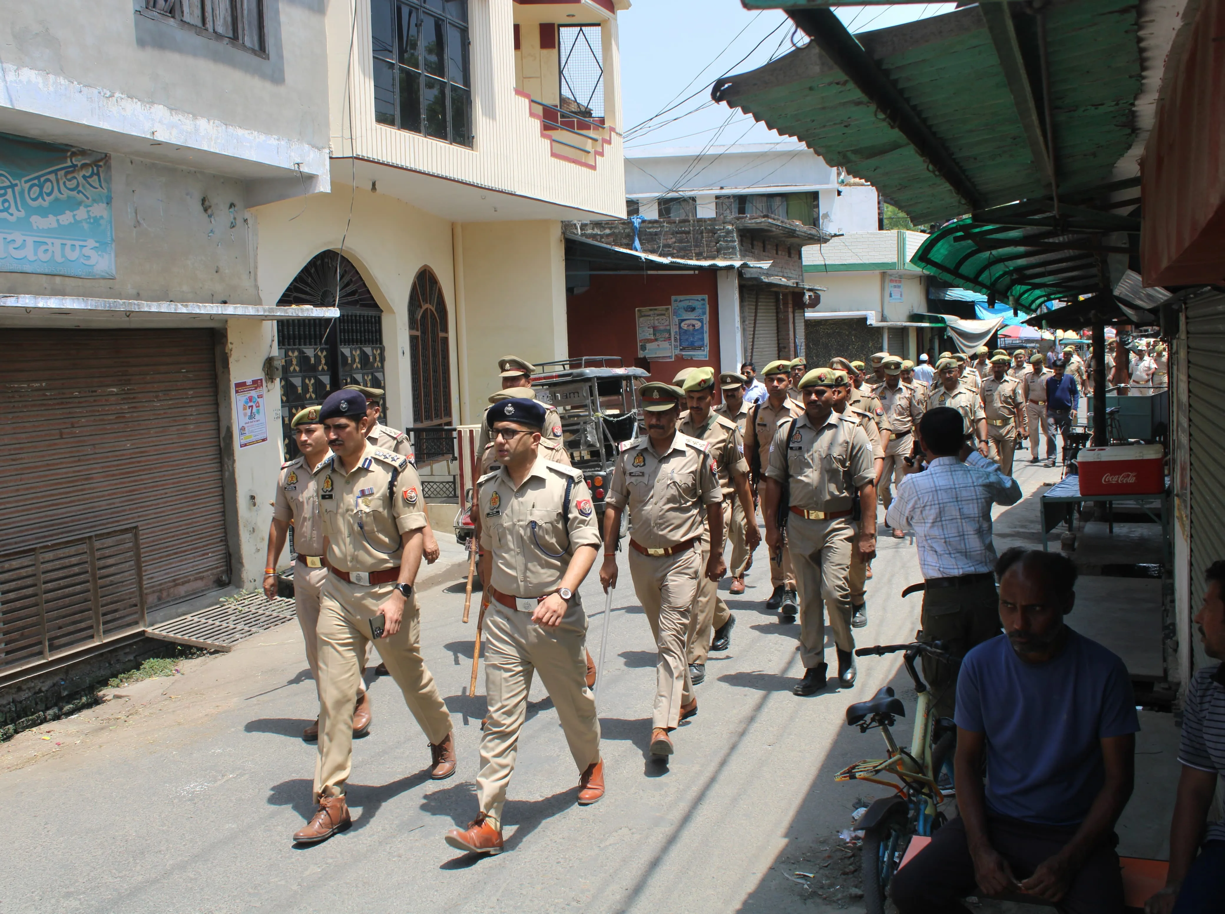 पीलीभीत: हाईअलर्ट के बीच जुमे की नमाज को लेकर रहे सख्त इंतजाम, नवागत SSP ने निकाला फ्लैग मार्च