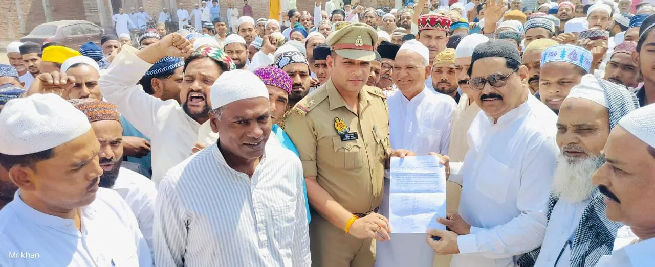 पीलीभीत: आतंकी हमले को लेकर मुस्लिम समाज में गुस्सा, जुमे की नमाज के बाद बोले- सेना को दी जाए कार्रवाई की छूट