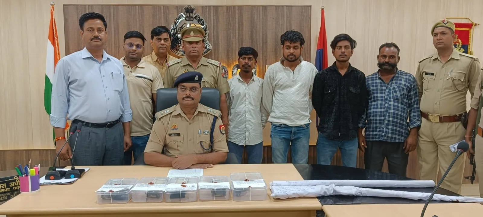 कासगंज में चार लुटेरे गिरफ्तार, तीन लाख की लूट का पर्दाफाश, असलहे और बाइक भी बरामद