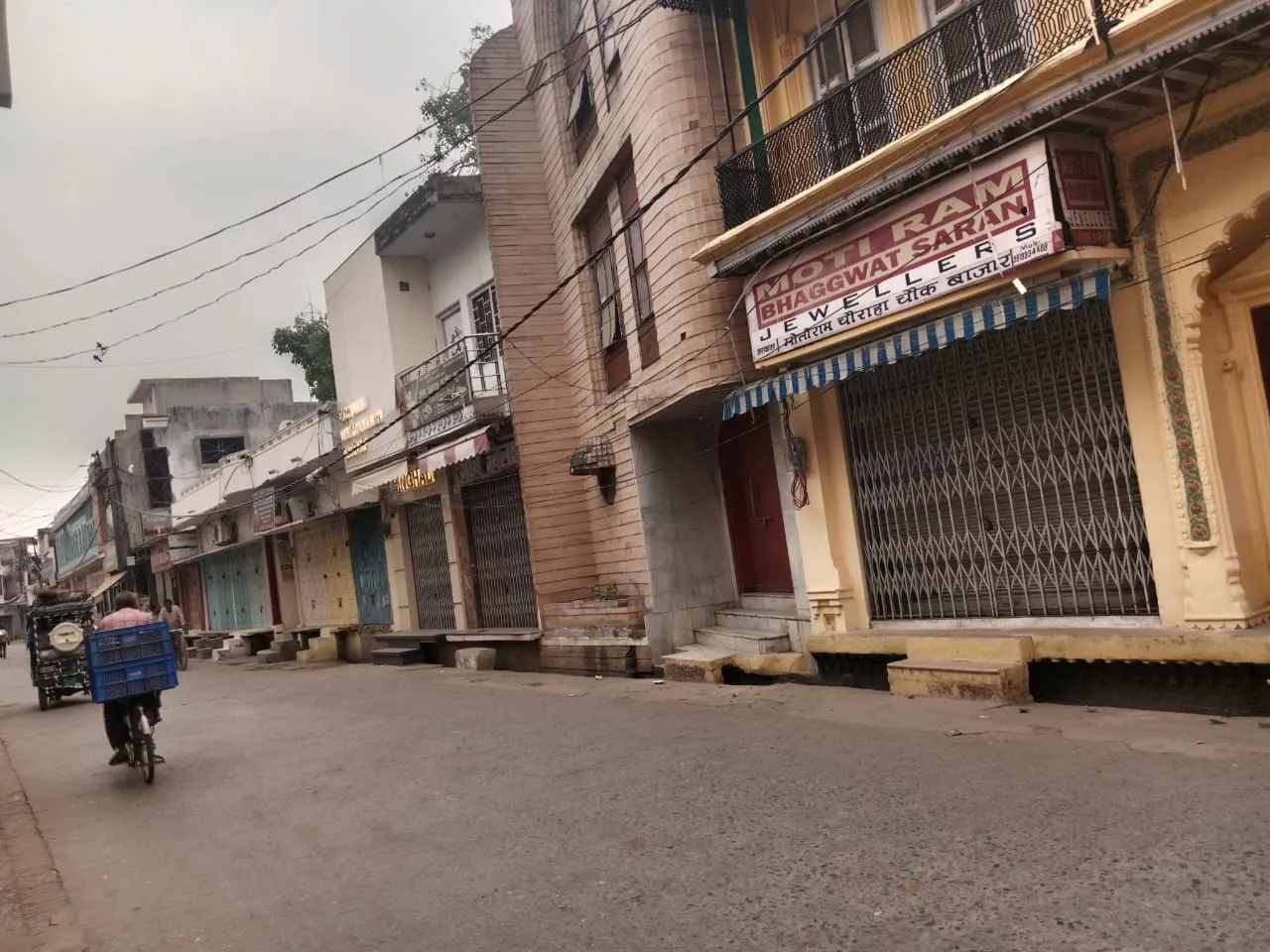 पीलीभीत: पहलगाम आतंकी हमले के विरोध में बंद रहा सराफा बाजार, मृतकों को दी श्रद्धांजलि