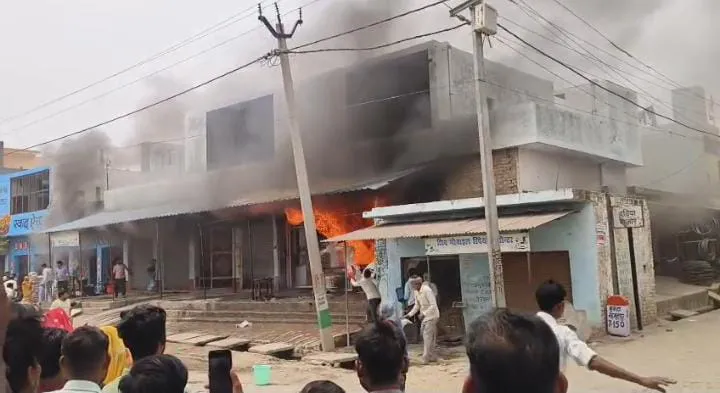 शाहजहांपुर: कॉस्मेटिक की दुकान में लगी आग, लाखों का सामान जला