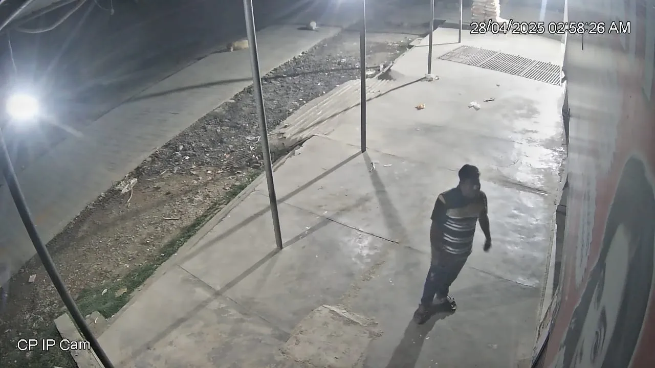 Rampur: कैमरे से आंख लड़ते ही चोर की हवाइयां उड़ीं, मेडिकल स्टोर का ताला तोड़ा…सामान छोड़कर भागा