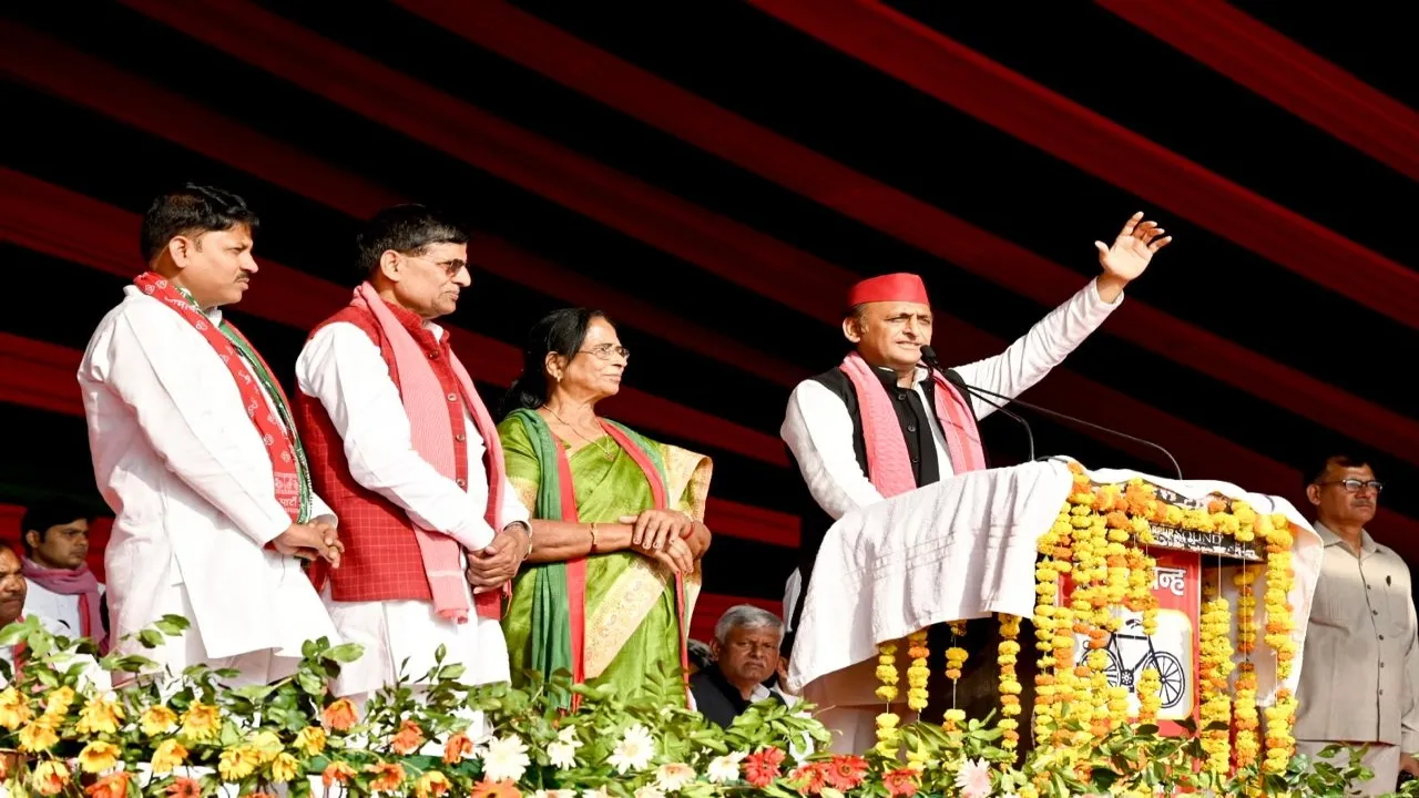 लखनऊ : सरकार के संरक्षण में खुलेआम तलवारें लहरा रहे हैं गुंडे और उपद्रवी तत्व : अखिलेश