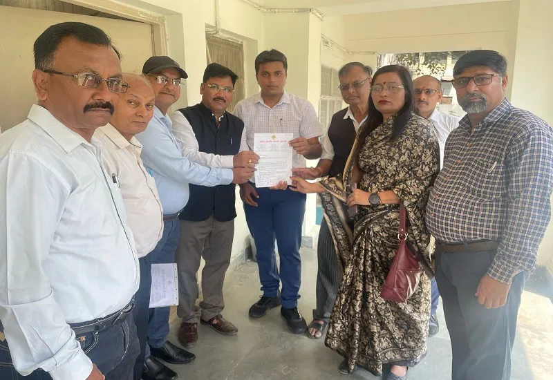 Moradabad : 'निजी स्कूलों द्वारा प्राइवेट पब्लिकेशन की किताबों के लिए न बनाया जाए अभिभावकों पर दबाव'