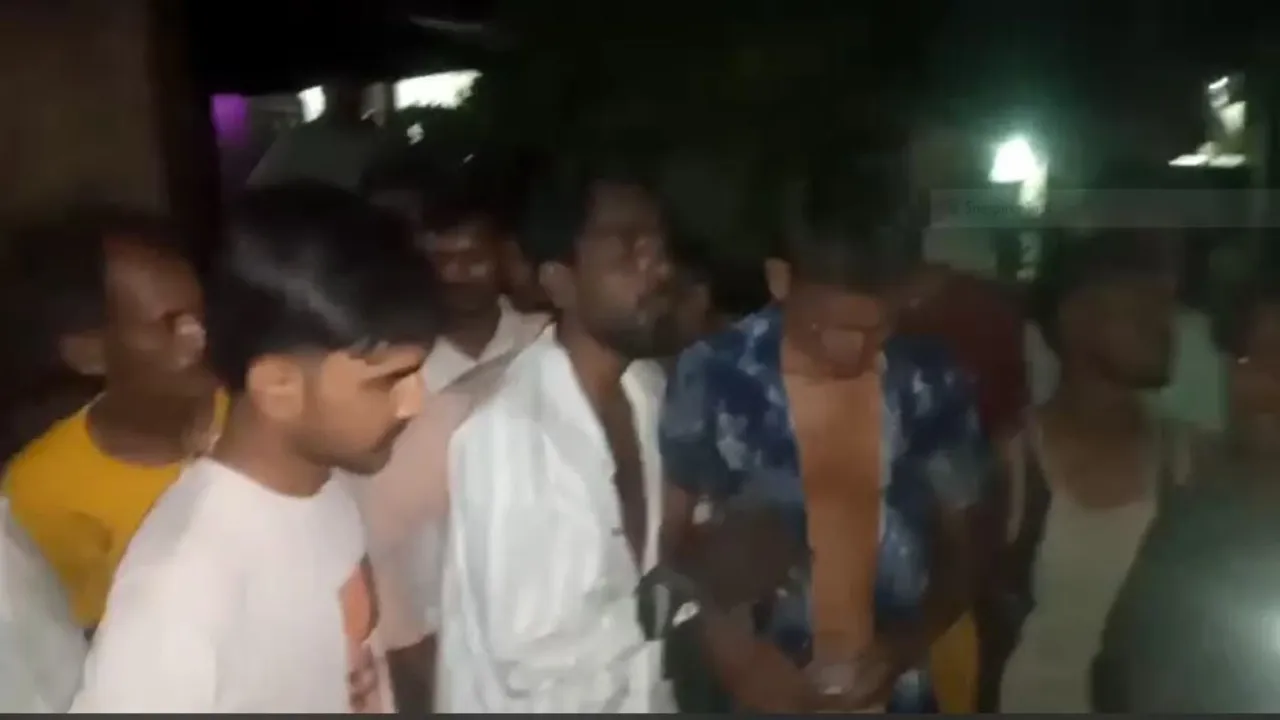 Amethi News : चाकू दिखाकर महिला से छीना iPhone और नगदी, जब ग्रामीणों ने दौड़ा तो पकड़ में आया...