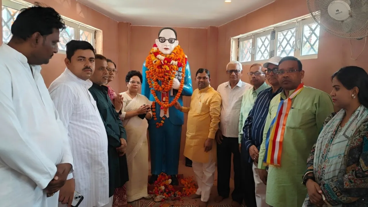 बाराबंकी : पुष्पाजंलि अर्पित कर धूमधाम से मनाई गई 134वीं अंबेडकर जयंती, जिलेभर में हुए भंडारे और समरसता भोज 