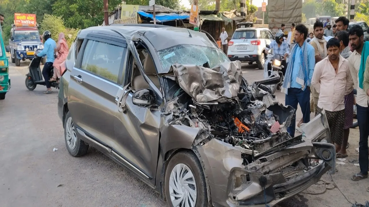 Accident on Lucknow NHI : हाइवे किनारे खड़ी ट्रैक्टर-ट्रॉली में घुसी कार, पिता-पुत्र की मौत, बहू-पोता घायल