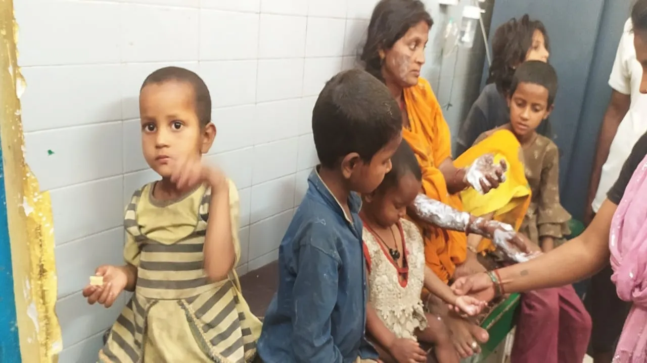 अयोध्या अग्निकांड : घर में लगी आग, ग्रामीणों ने मां व बेटियों को सकुशल निकाला