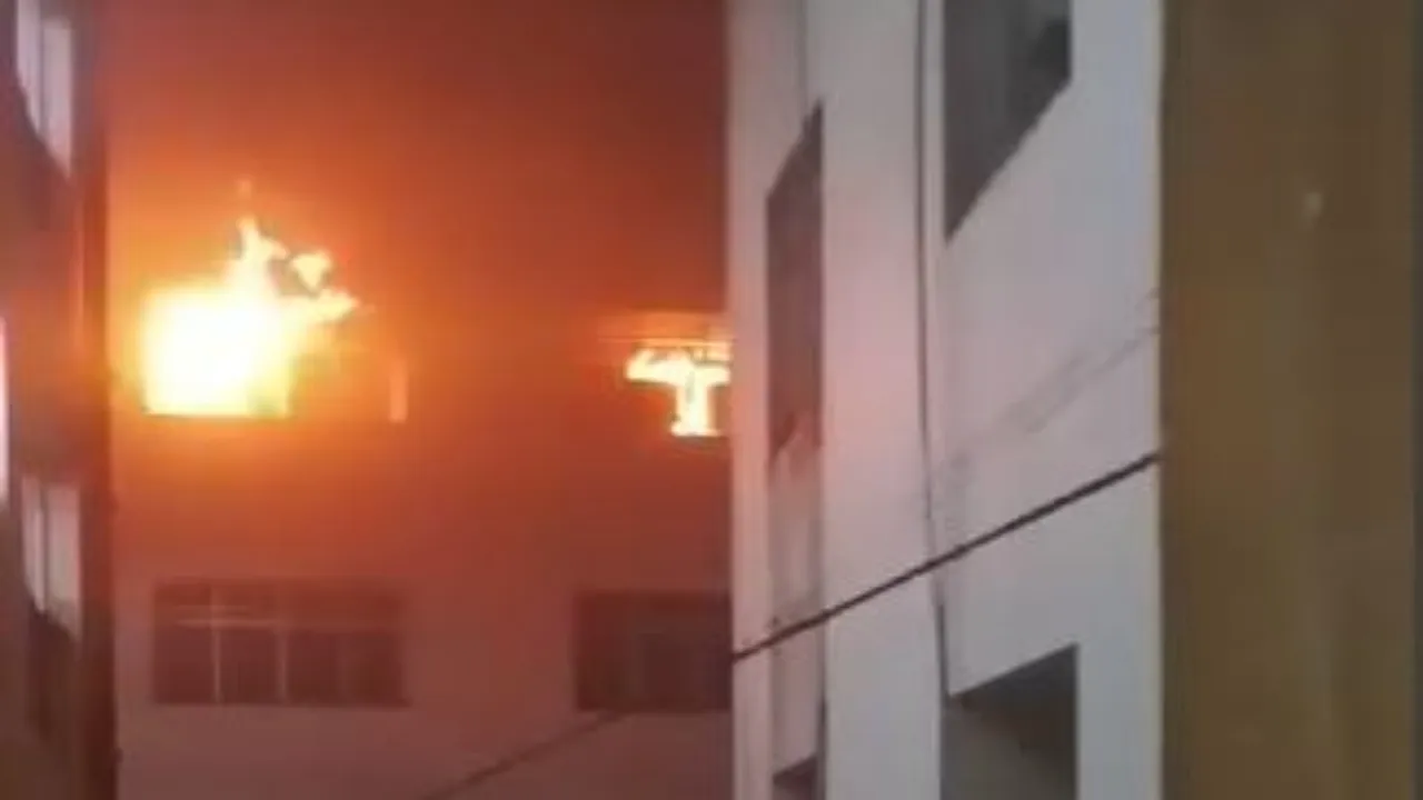 Lucknow Breaking : लोकबंधु अस्पताल के सेकेंड फ्लाेर में लगी आग : वार्ड से जान बचाकर बाहर निकले मरीज और तीमारदार 