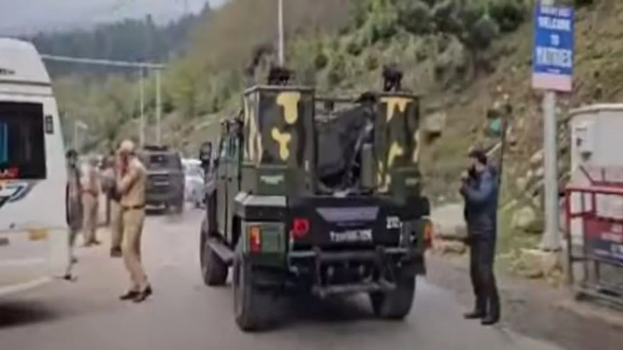 पहलगाम में आतंकी हमला: पर्यटकों से कलमा पढ़ने को कहा, धार्मिक पहचान के लिए उतरवाए कपड़े, चेक की ID! 