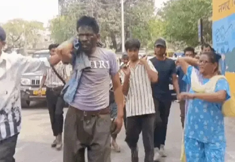 मुरादाबाद : 5 वर्षीय बच्ची से रेप के आरोपी के चेहरे पर कालिख पोत चप्पलों से पीटा