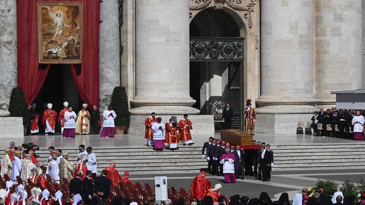 पोप फ्रांसिस का अंतिम संस्कार, प्रार्थना सभा में शामिल हुए हजारों लोग, राष्ट्रपति द्रौपदी मुर्मू ने दी श्रद्धांजलि