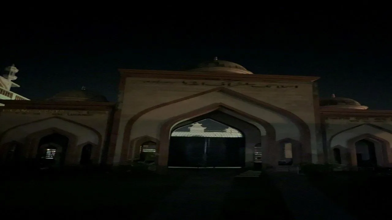 वक्फ कानून के विरोध में ब्लैक आउट प्रदर्शन, इस्लामिक सेंटर ऑफ इंडिया में बिजली रही बंद