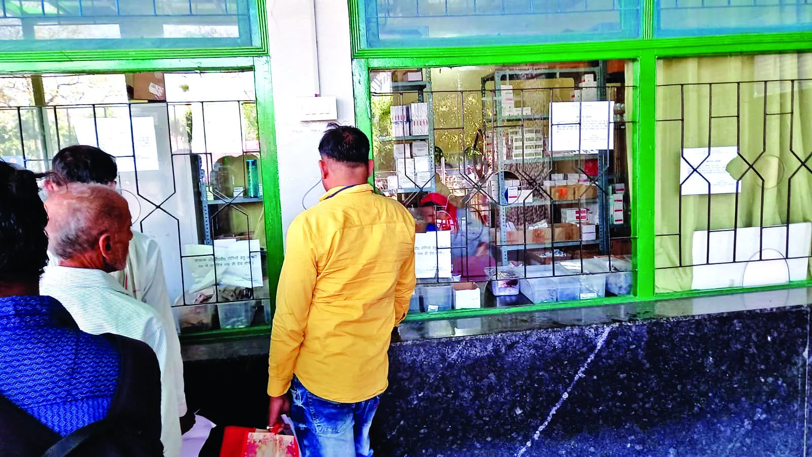 दो दिन बाद ओपीडी खुली और दवा देने वाला कोई नहीं
