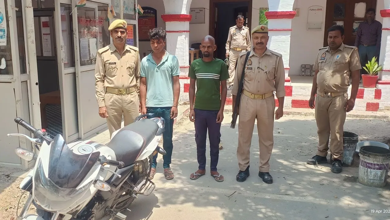 Lucknow Crime News :चोरी की बाइक बेचने जा रहे दो ऑटोलिफ्टर को पुलिस ने दौड़ाकर पकड़ा