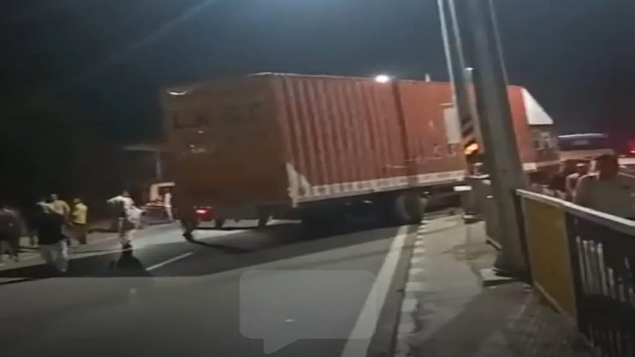 Raebareli incident : डिवाइडर तोड़ कंटेनर ने भाई बहन को कुचला, आक्रोशित लोगों ने हाइवे किया जाम