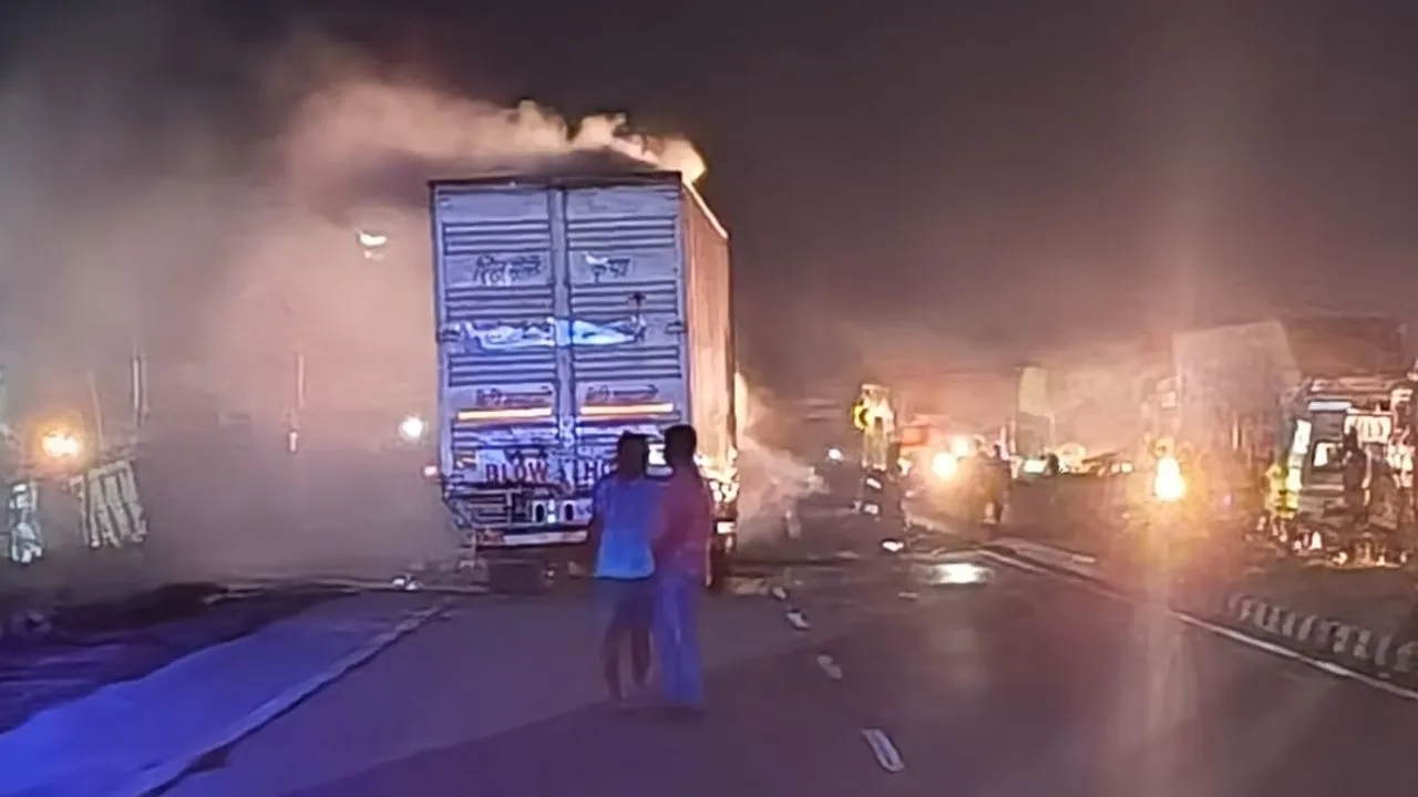 Kannauj: एक ही दिशा में जा रहे दो कंटेनर भिड़े, आग लगने से झुलसा चालक, अस्पताल में भर्ती, दमकल ने पाया काबू