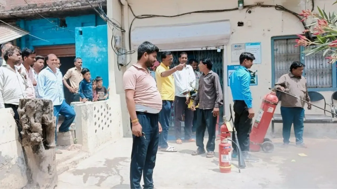 कन्नौज में स्टेट बैंक के जनरेटर में लगी आग, मचा हड़कंप: एक घंटे कामकाज रहा ठप