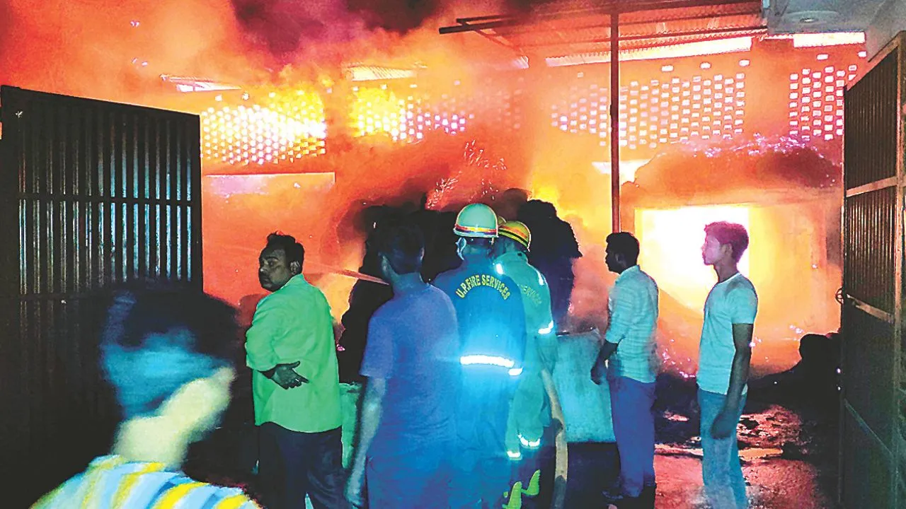 कन्नौज में अगरबत्ती फैक्ट्री में लगी आग, 10 लाख का नुकसान; दमकल कर्मी आठ घंटे जूझते रहे, चार गाड़ियों ने पाया काबू
